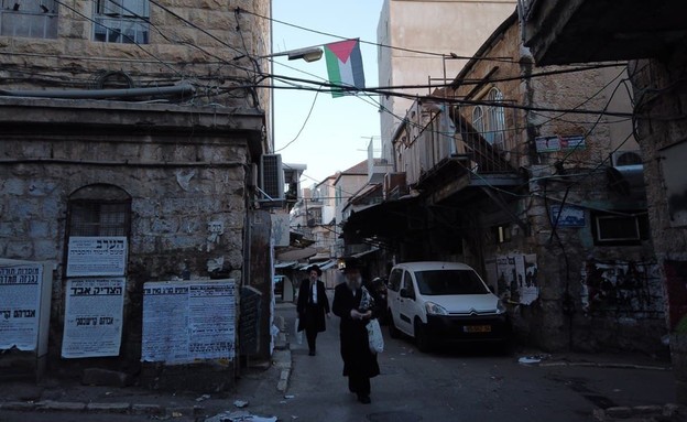 דגלי אש"ף נתלו בשכונת מאה שערים בירושלים (צילום: ישראל קרויס, n12)
