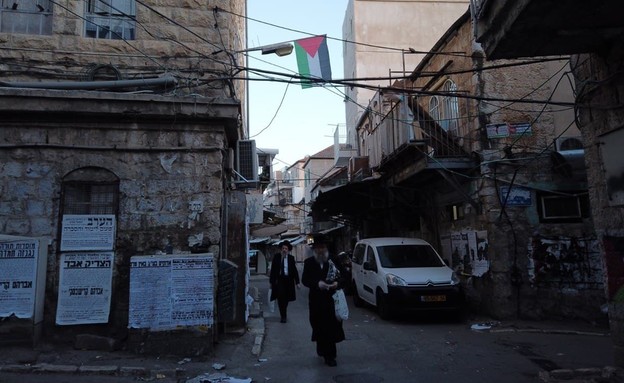 דגלי אש"ף נתלו בשכונת מאה שערים בירושלים (צילום: ישראל קרויס, N12)