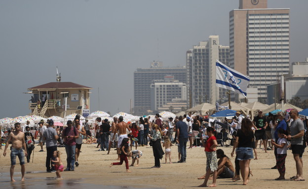 חוף הים בתל אביב (צילום: מרים אלסטר, פלאש/90 )