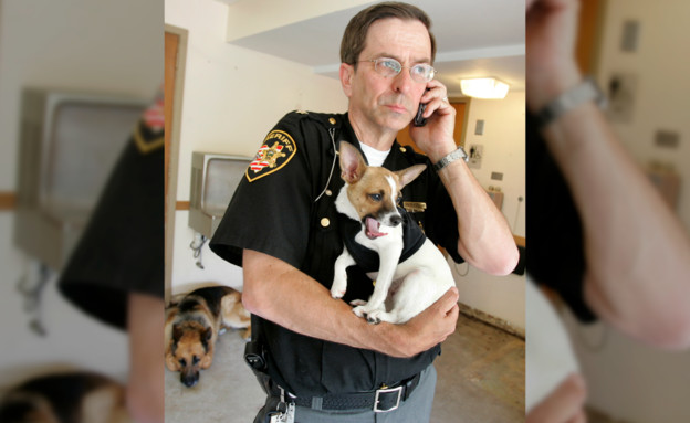 השריף וכלבת המשטרה הקטנה בעולם (צילום: ap)