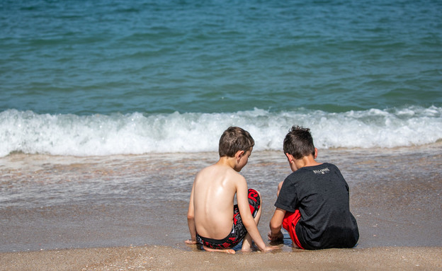 ילדים משחקים בחול על חוף הים (צילום: יוסי אלוני, פלאש/90 )
