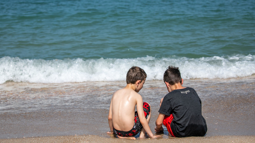 ילדים משחקים בחול על חוף הים (צילום: יוסי אלוני, פלאש/90 )