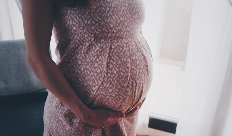 אישה בהריון (צילום: Ömürden Cengiz, unsplash)