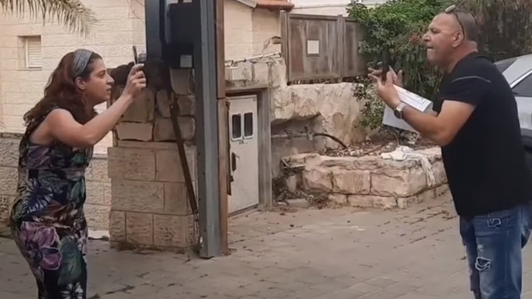 מריה אלקין מול המפגינים מול ביתה