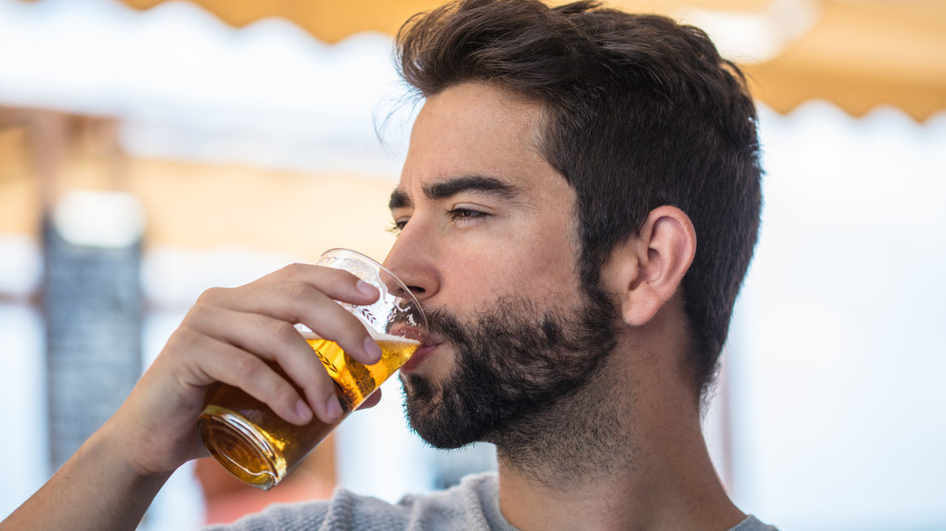 בחור שותה בירה