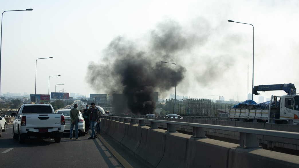 מטען חבלה מתחת לרכב של שותפו לעסק