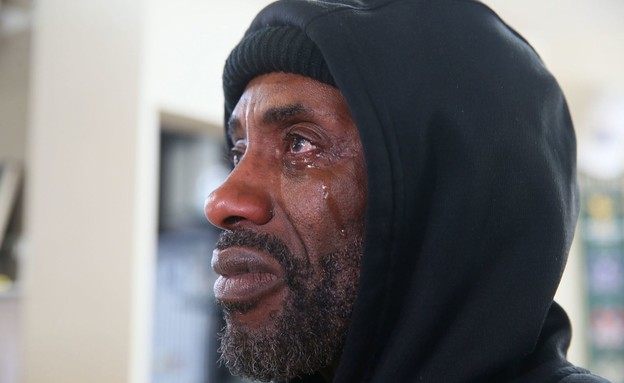 אדי ארמור בוכה בזמן שצפה במשפט שבו הורשע השוטר שחנק למוות את פלויד (צילום: cnn)