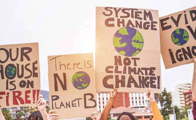 מפגינים נגד שינויי האקלים (צילום: DisobeyArt, shutterstock)
