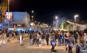 התקהלות של מאות צעירים ערבים בסמוך לשער שכם (צילום: חדשות)