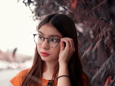נערה עם משקפיים (צילום: Sharon Dominick, Istock)