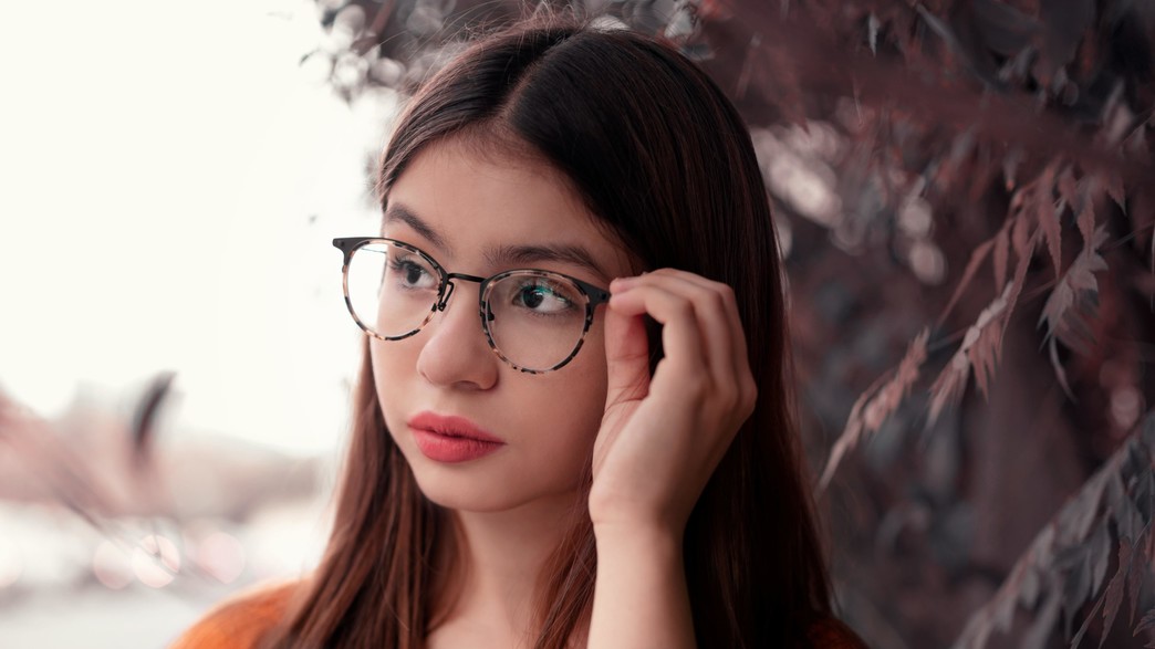 נערה עם משקפיים (צילום: Sharon Dominick, Istock)
