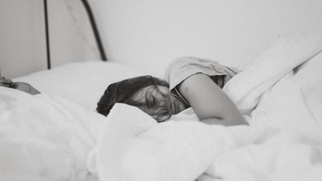 אישה ישנה (צילום:  UNSPLASH Kinga Cichewicz)