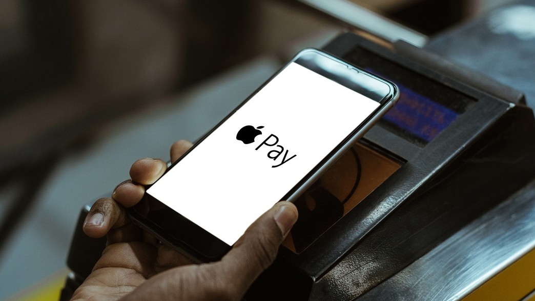 כך תשלמו בשירות אפל פיי (Apple Pay) (צילום: LightField Studios / Shutterstock.com)