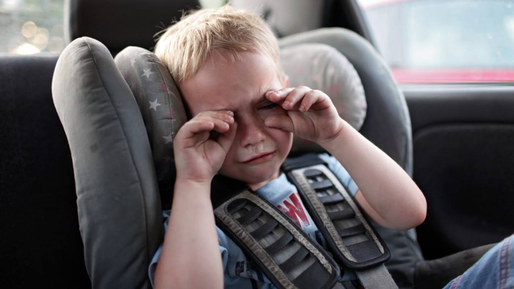 ילד בוכה במכונית