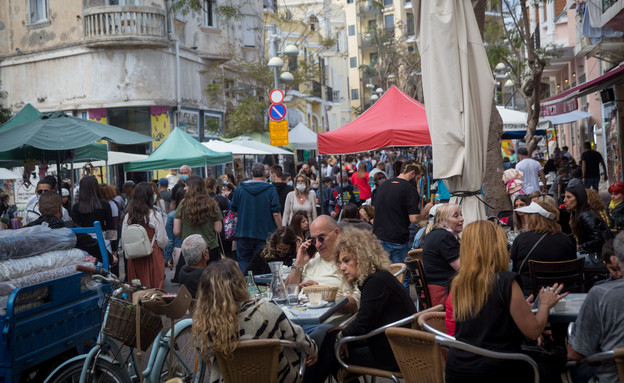 אנשים מבלים בתל אביב (צילום: AP / FLASH 90, פלאש 90)