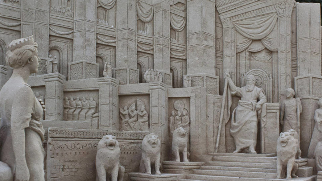 המלך שלמה ומלכת שבע בתערוכת חול, תל אביב 2013