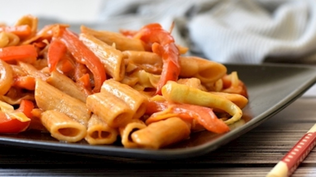 פסטה עם ירקות מוקפצים פסטה עם ירקות מוקפצים