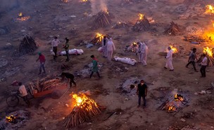 אתרי השריפה שהוקמו בהודו כדי להתמודד עם המתים הגבו (צילום: reuters)