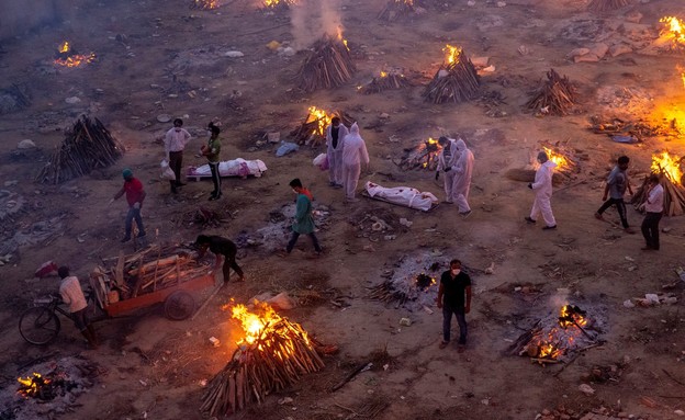 אתרי השריפה שהוקמו בהודו כדי להתמודד עם המתים הגבו (צילום: reuters)