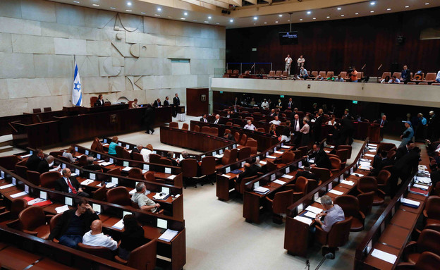 מליאת הכנסת ביום הבחירות לנשיאות המדינה (צילום: יונתן סינדל, פלאש 90) מליאת הכנסת ביום הבחירות לנשיאות המדינה (צילום: יונתן סינדל, פלאש 90)