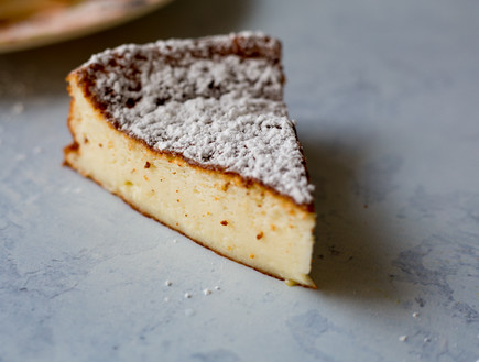 עוגת יוגורט לימון - פרוסה (צילום: קרן אגם, mako אוכל)