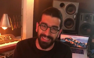 חנן בן ארי שמע אנשים מנגנים על המרפסת, והצטרף (צילום: מתוך 