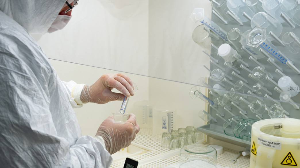 מדען, פייזר (צילום: Michele Ursi / Shutterstock.com)