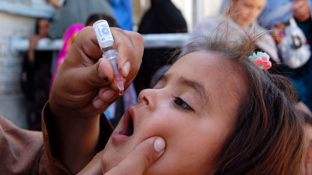 Health worker administrates polio-vaccine drops to (צילום: Asianet-Pakistan, Shutterstock)