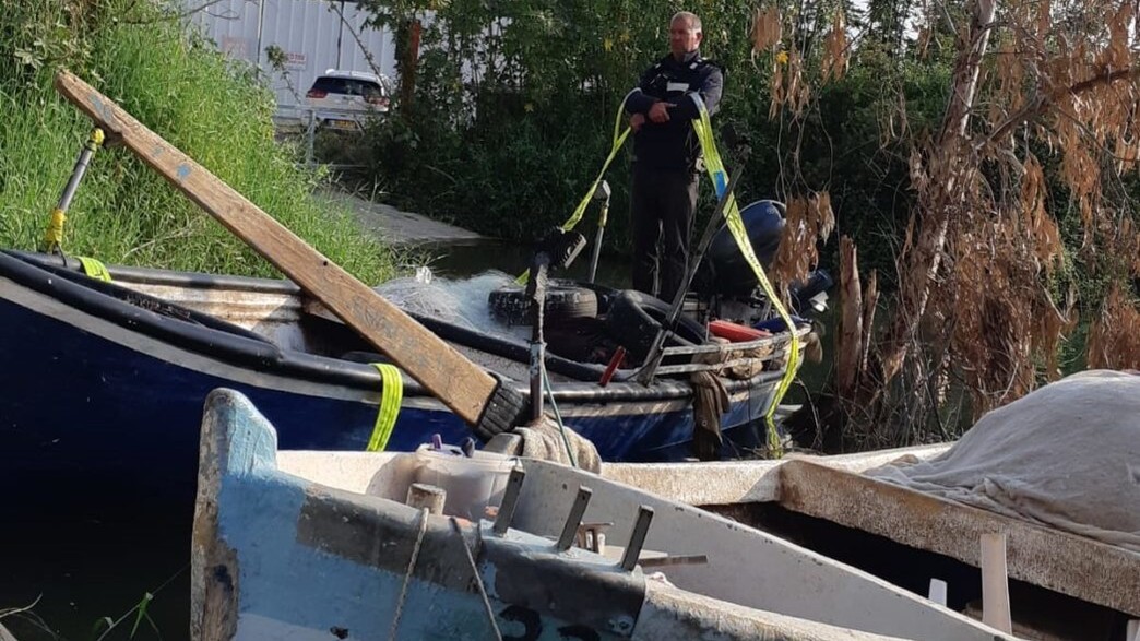 ספינת דיג לא חוקית שנתפסה בכנרת ספינת דיג לא חוקית שנתפסה בכנרת