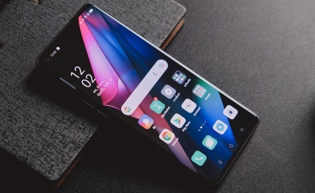 OPPO Find X3 Pro 5G (צילום: Framesira / Shutterstock.com)