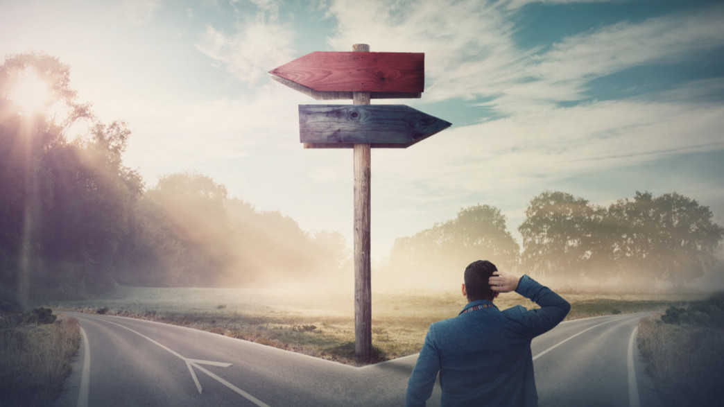 איש עומד בצומת דרכים ומתלבט במה לבחור איש עומד בצומת דרכים ומתלבט במה לבחור