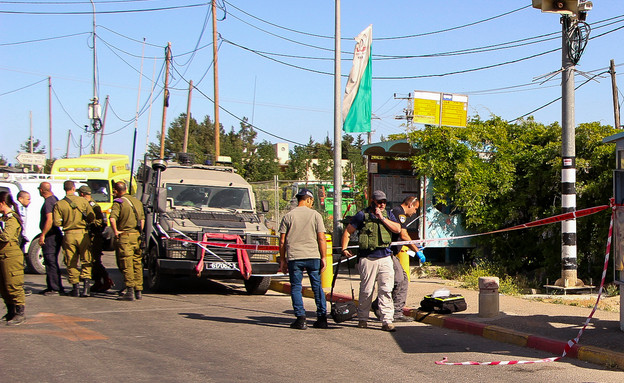 ניסיון הפיגוע בצומת הגוש (צילום: גרשון אלינסון, פלאש/90 )