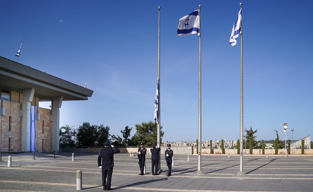 דגלי המדינה הורדו לחצי התורן בכנסת (צילום: נועם מושקוביץ, דוברות הכנסת)