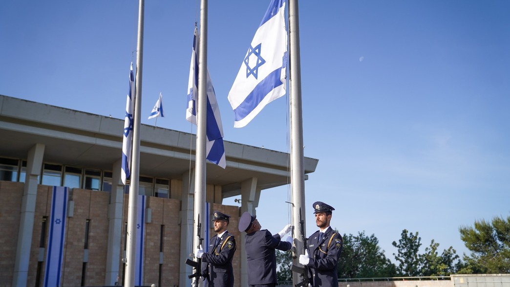 דגלי המדינה הורדו לחצי התורן בכנסת דגלי המדינה הורדו לחצי התורן בכנסת