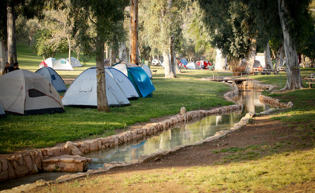 חניון לילה מעיין חרוד (צילום: אבי בהרי)