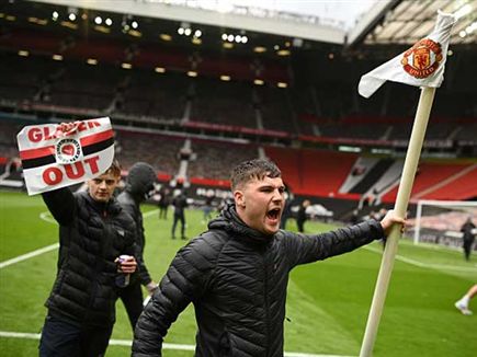 האוהדים פרצו לאיצטדיון והסבו נזקים כבדים (Getty)