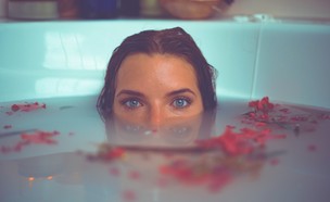 אישה באמבטיה (צילום:  Timothy Dykes, unsplash)