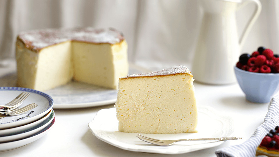 עוגת גבינה אפויה נדירה (צילום: רויטל פדרבוש, מטבח לייט )