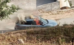 הפלסטינים הציתו את הרכב שממנו בוצע הפיגוע אתמול (צילום: אינטליניוז בטלגרם)
