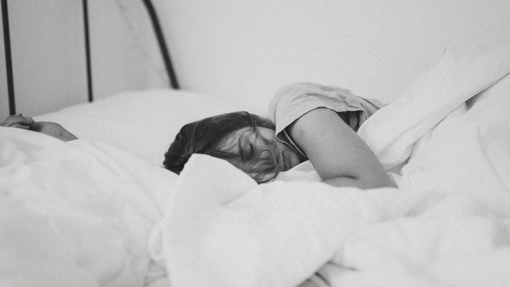 אישה במיטה (צילום: kinga cichewicz, unsplash)