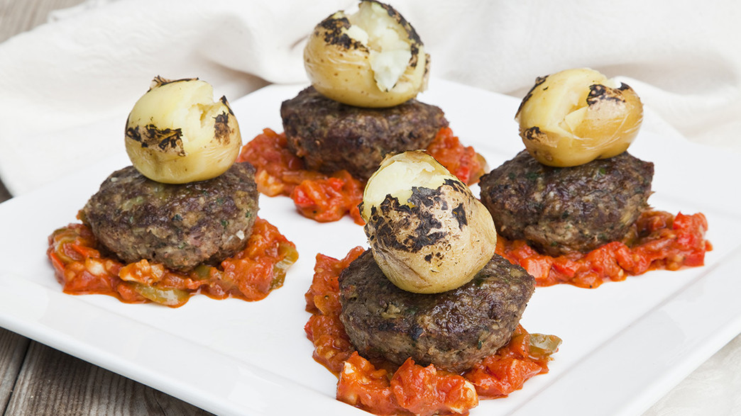 קבב ברוטב עגבניות עם תפוחי אדמה שרופים