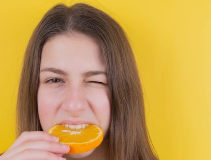 בחורה אוכלת תפוז (צילום: Diana Polekhina unsplash)