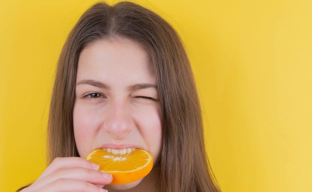 בחורה אוכלת תפוז (צילום: 
Diana Polekhina unsplash)