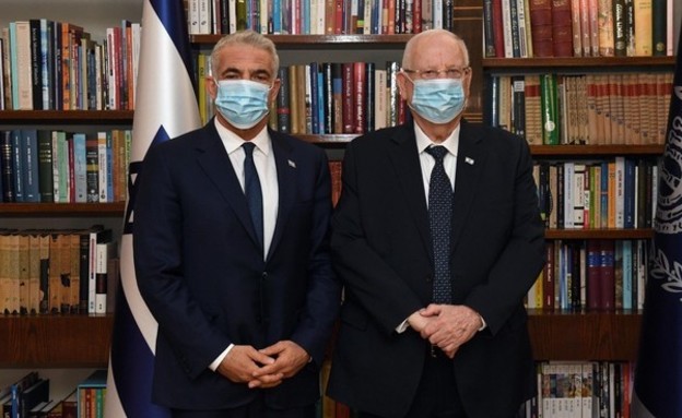 יאיר לפיד בבית הנשיא (צילום: חיים צח, לע"מ) יאיר לפיד בבית הנשיא (צילום: חיים צח, לע"מ)