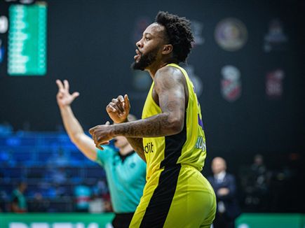 מיילס היה נקודת האור (FIBA)