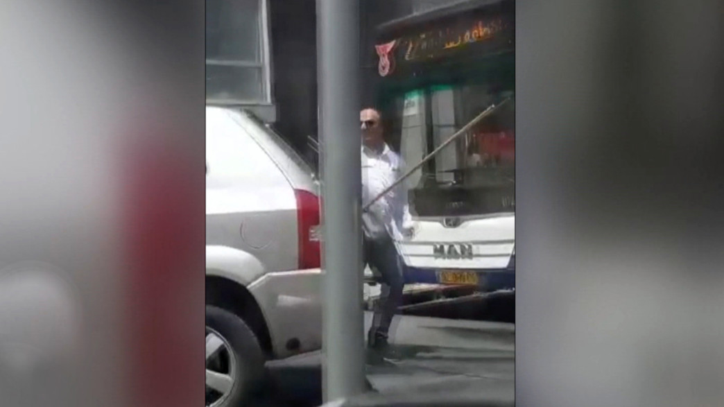 בגלל ריב בכביש, נהג אוטובוס יצא עם מקל והיכה