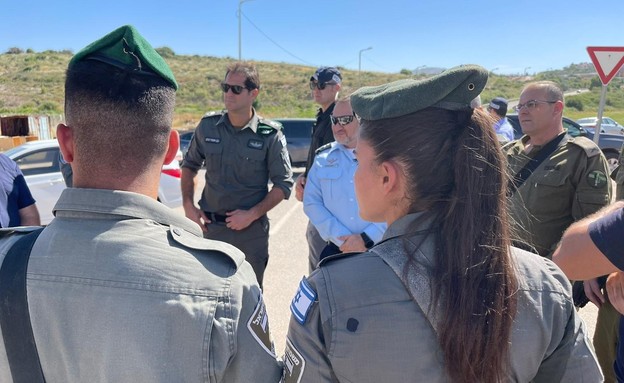 המפכ"ל קובי שבתאי בזירת הפיגוע (צילום: דוברות המשטרה)