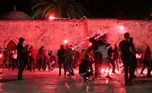 מהומות בהר הבית: מתפללים יורים זיקוקים (צילום: רויטרס)