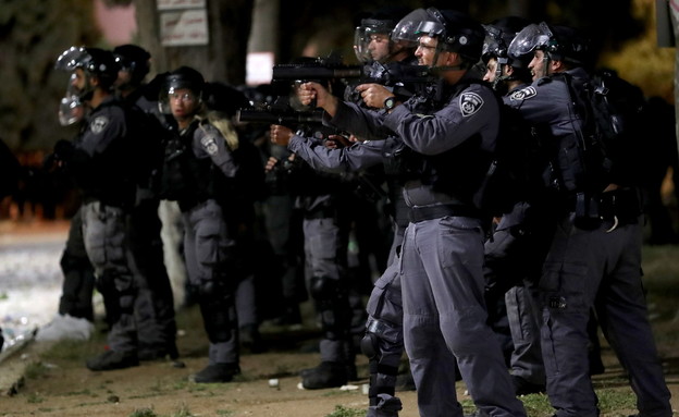 שוטרים בהפרות הסדר במהומות בהר הבית בלילה (צילום: רויטרס)
