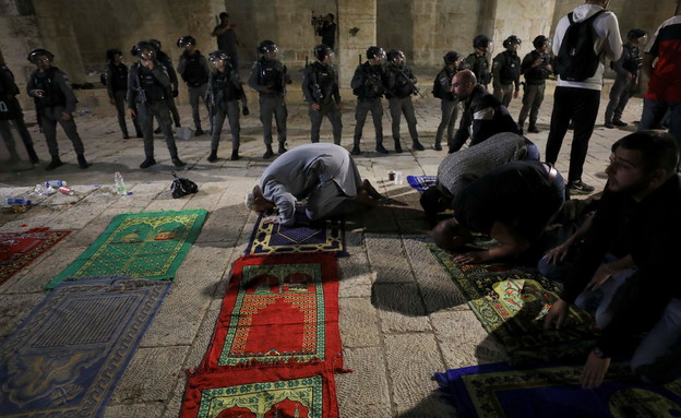 מתפללים במסגד אלאקצא תחת אבטחה משטרתית כבדה (צילום: רויטרס, רויטרס_)
